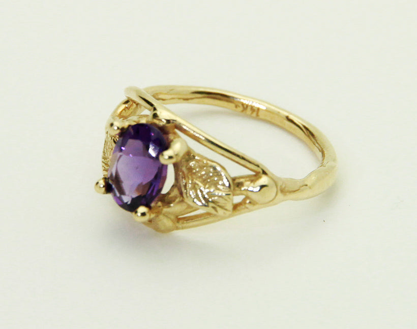 14K Gold Ring with Leaf Band and Amethyst